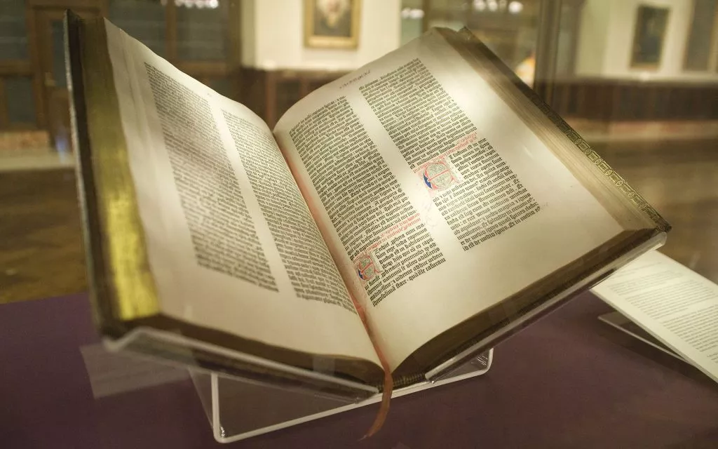 стаття про 10 найдорожчих книг у світі, Біблія Гутенберга (The Gutenberg Bible)
